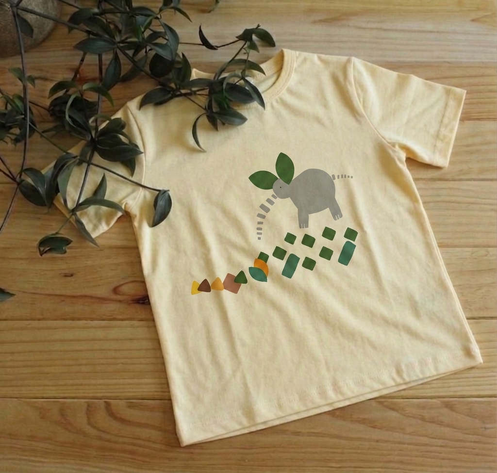 T-shirt infantil manga curta com estampa de elefante em amarelo claro – Gaga Shapes