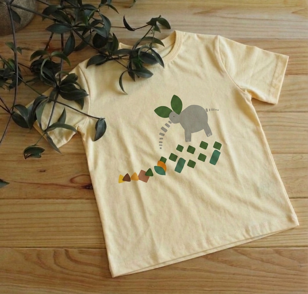 T-shirt infantil manga curta com estampa de elefante em amarelo claro – Gaga Shapes