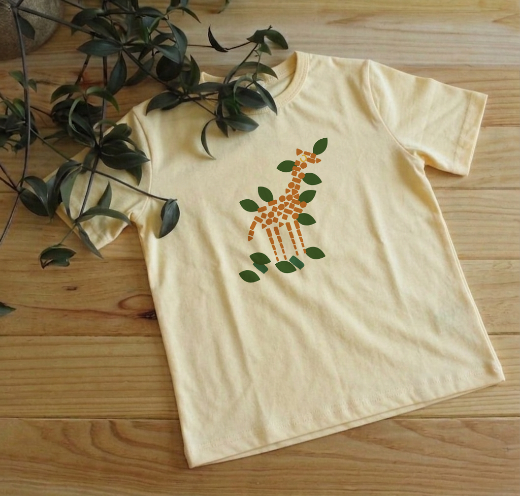 T-shirt infantil manga curta com estampa de girafa em amarelo claro – Gaga Shapes