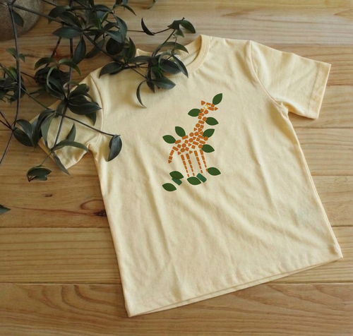 T-shirt infantil manga curta com estampa de girafa em amarelo claro – Gaga Shapes