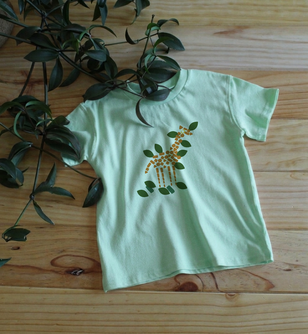 T-shirt infantil manga curta com estampa de girafa em mint green – Gaga Shapes