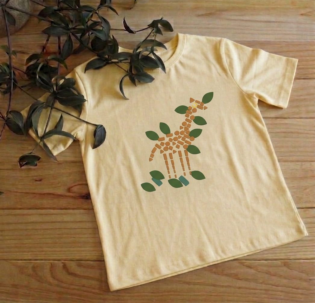 T-shirt infantil manga curta com estampa de girafa em amarelo claro – Gaga Shapes