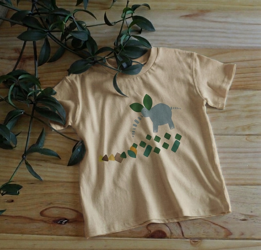 T-shirt infantil manga curta com estampa de elefante em bege – Gaga Shapes