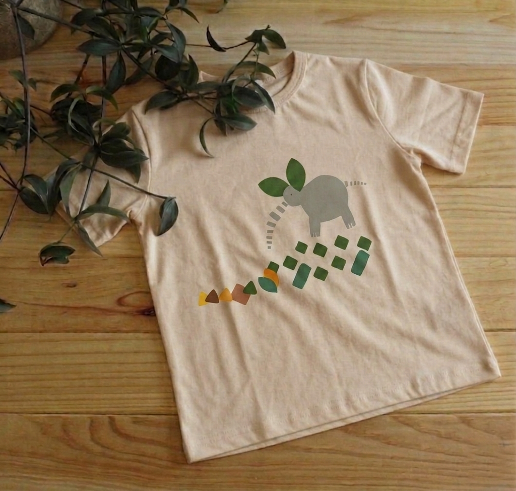 T-shirt infantil manga curta com estampa de elefante em bege – Gaga Shapes