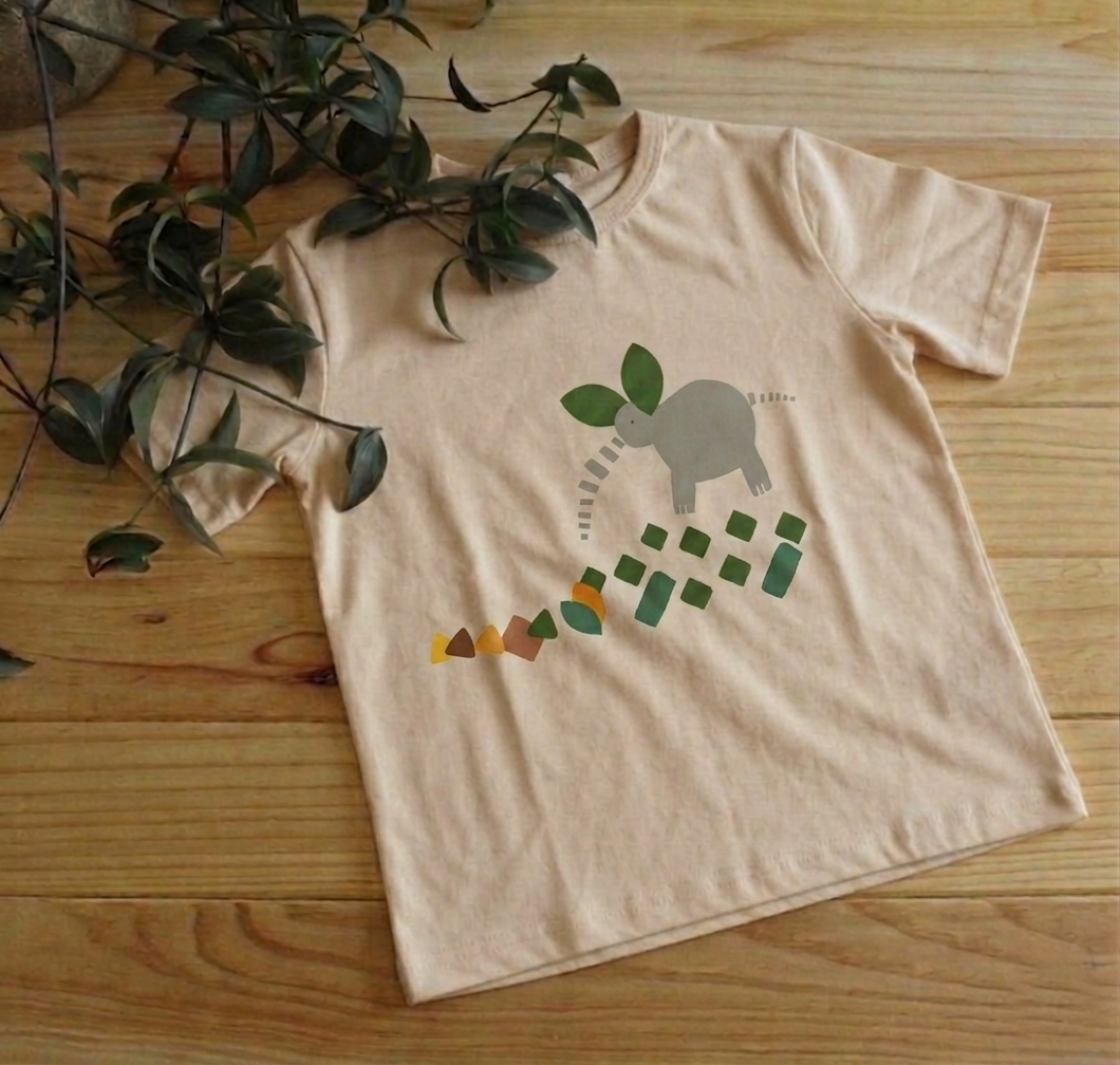 T-shirt infantil manga curta com estampa de elefante em bege – Gaga Shapes