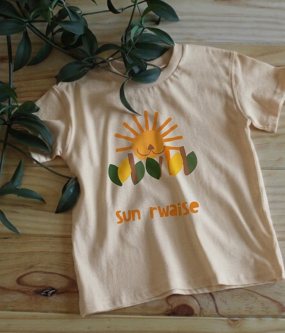 T-shirt infantil manga curta com estampa de leão em bege– Gaga Shapes