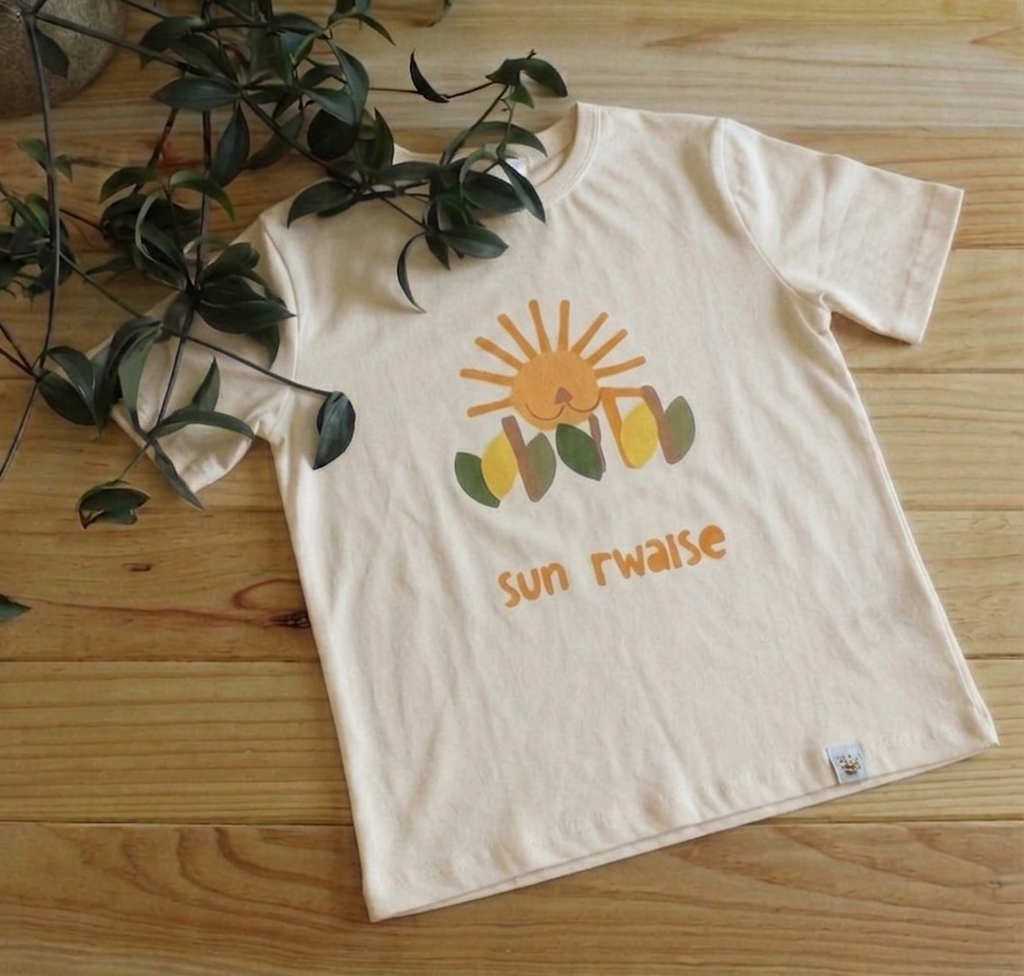 T-shirt infantil manga curta com estampa de leão em bege– Gaga Shapes