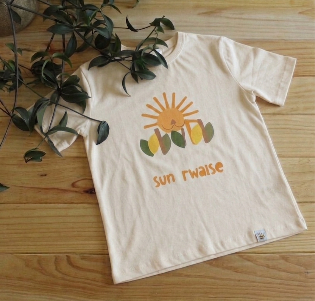 T-shirt infantil manga curta com estampa de leão em bege– Gaga Shapes