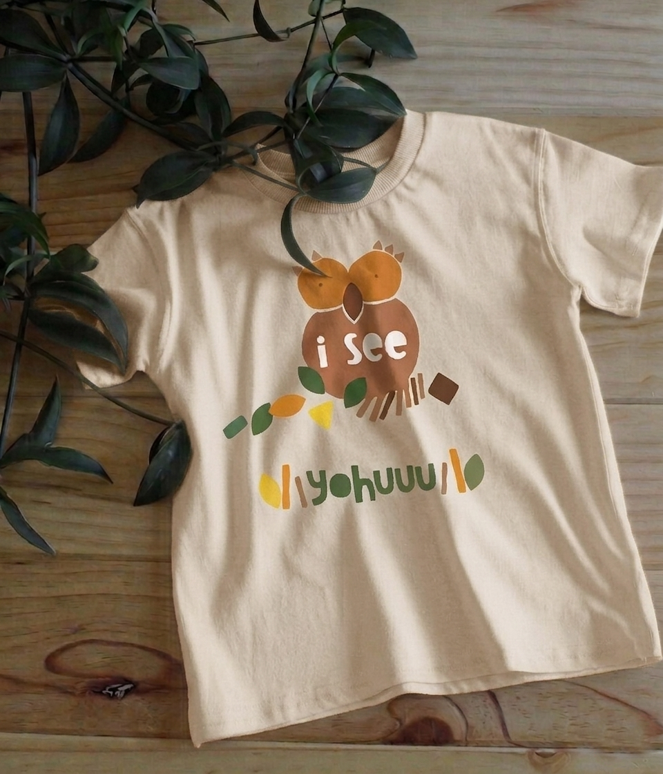 T-shirt infantil manga curta com estampa de mocho em bege – Gaga Shapes
