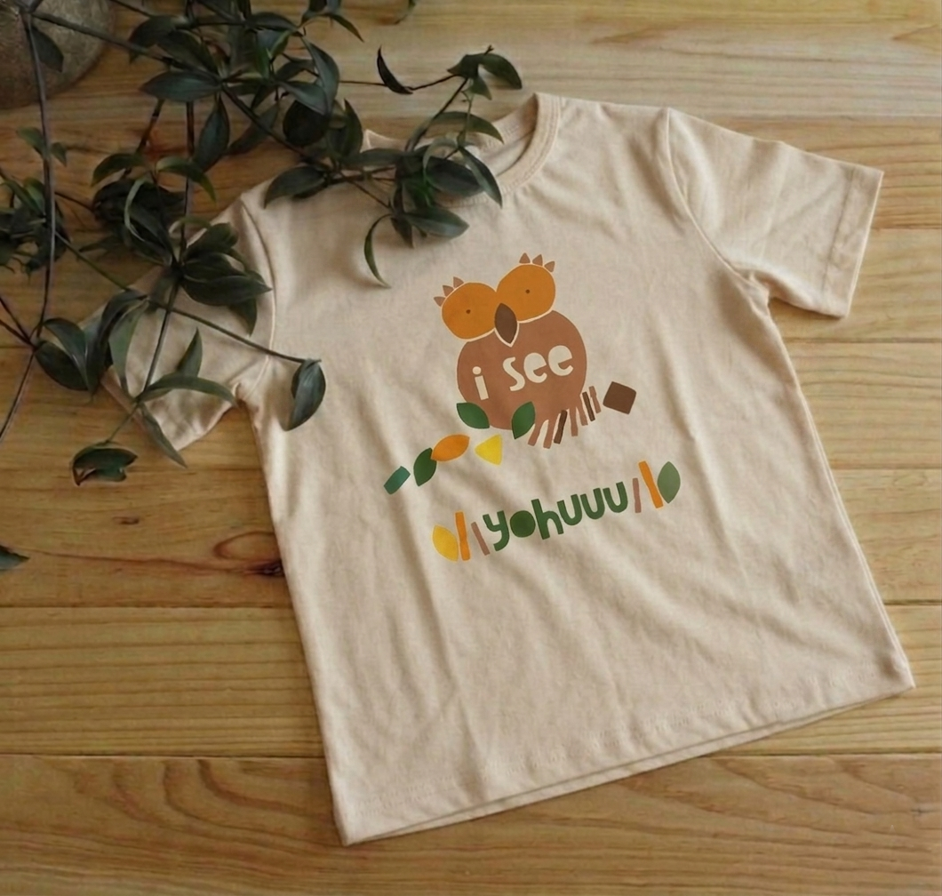 T-shirt infantil manga curta com estampa de mocho em bege – Gaga Shapes